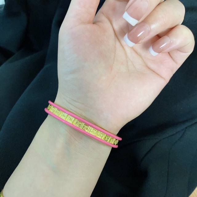 p70 小红书推荐爆款小香新款双C字母雕刻Logo火龙果色手镯香奈儿Chanel高品质彩色手镯超重工Bling Bling，颜色搭配得非常好高级感 女神气质高端