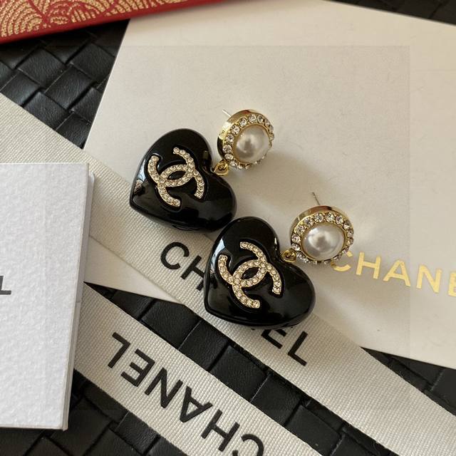 p70Chanel这款设计超级喜欢 香奈儿的玛瑙晶爱心晶钻字母耳钉 首饰 真的美 也是最有魅力哦原版Logo字印 超好搭、日常气质、简单大方 设计理念双C搭配花