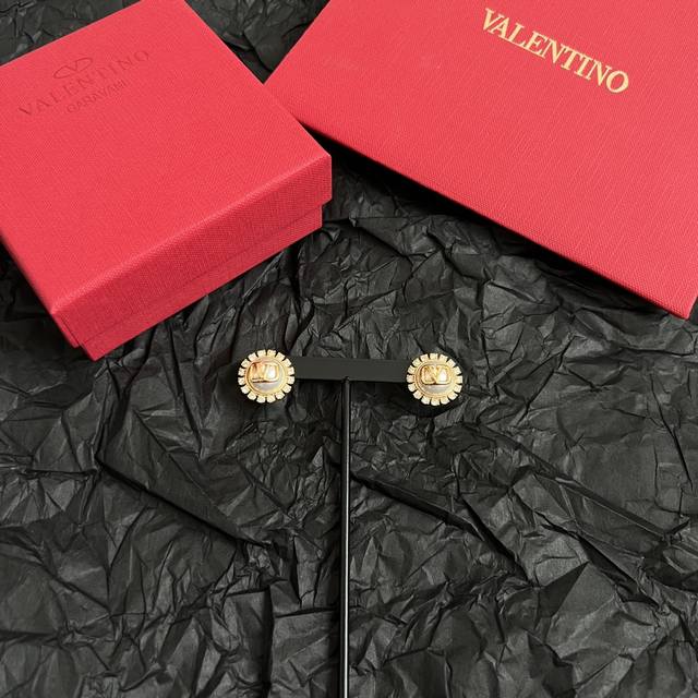 p80 Valentino 华伦天奴 耳环重磅新品火爆网络来了 简约大方 时尚百搭。