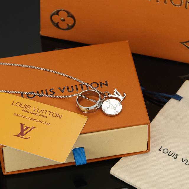 【精工版本】P60 路易威登项链 秉承精湛匠艺，以锻造耀目 Lv Twig 项链。抛光色泽成就经典 Lv 字母的自然化身，流露品牌格调。链条可调节 明星同款 男