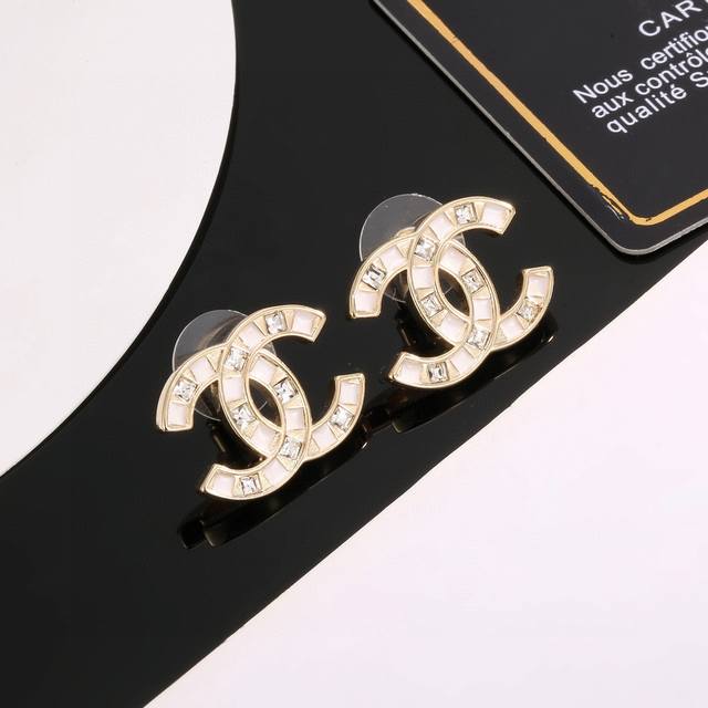 p60 Chanel 香奈儿经典双C耳钉 这款随意搭配都是非常好看百搭时尚单品 日常款 很修饰脸型 很上档次的 很优雅气质 耳环