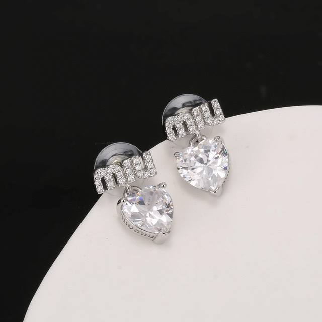 p70 Miu Miu 缪缪 新款 施华洛世奇 水晶 满钻心桃耳钉 耳环 原版材质 纯银针 手工镶嵌水晶造型 质感饱满又细致！仿若无物、煜煜生辉、简洁优雅又存在