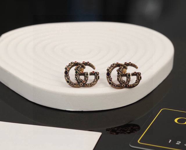 p60 Gucci 古驰 耳钉 高端 打造 美到哭，因为是限量版，你根本无法在店内看到现货，现货一到真的Bling 这一组简直不要太震撼不要太完美，赞呆了