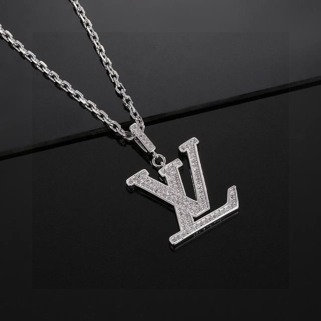 p80 路易威登 Lv经典 爆款 字母 情侣款 满钻字母项链 超精工镶嵌工艺 上身美美哒 特别适合冬日搭配毛衣上
