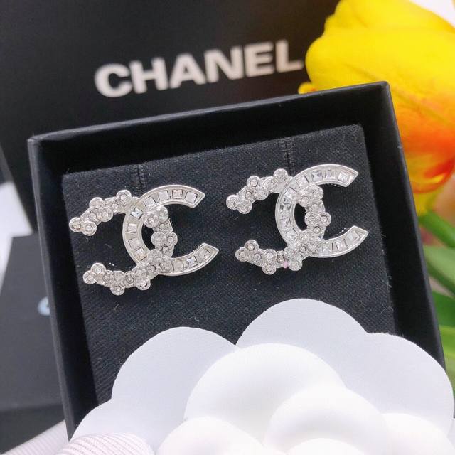 p60编号Xed0039 香奈儿 Chanel 新款镶钻花银色耳钉原版黄铜 材质 顶级原单品质 最高代购级别时尚人士必须拥有 进口专柜材质、 不是市面低版本可以