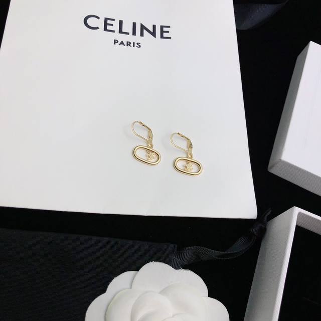 p60 Celine 新款耳钉 与众不同的设计 个性十足 颠覆你对传统耳环的印象 使其魅力爆