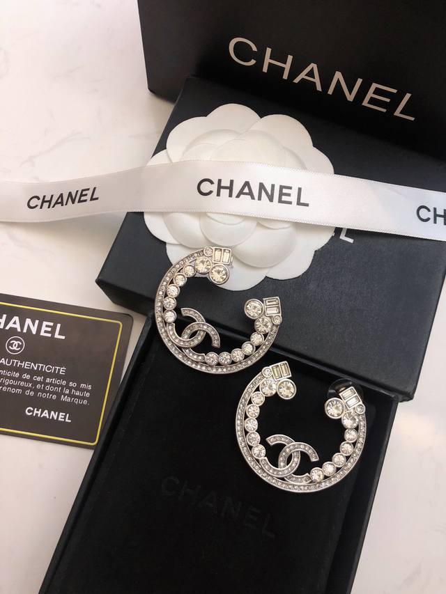 p80 香奈儿Chanel新款耳钉925纯银针加黄铜材质 打造 时尚清爽 流苏长款耳环[愉快]精致的流苏耳环 让你的每一次亮相都是焦点～潮流时尚