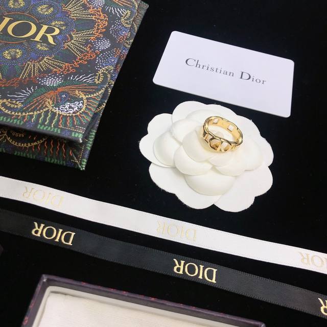 p50 Dior迪奥 新款 Cd戒指 现货即发 爆款随时断时尚造型设计 很漂亮 专柜材质
