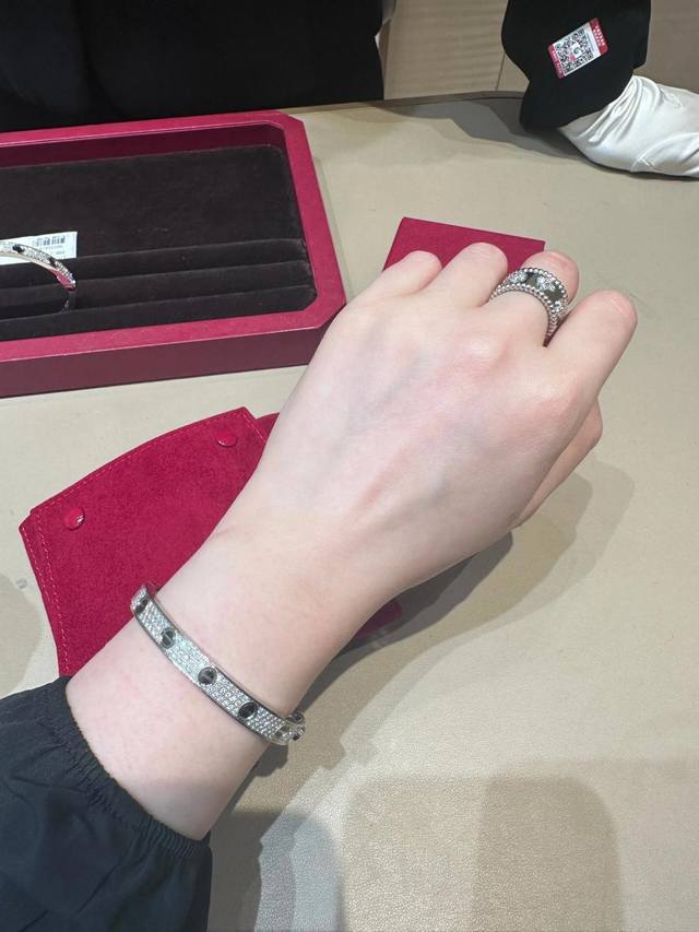 p770 211890【我们出品】宽版满天星手镯可定制真金版，量大咨询客Fu 卡Love手镯宽版，硬货哦经典款简约手镯，超多时髦精戴，永远不会过时款整个采用Cn