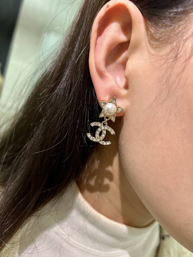 【P60 今日新款】 香奈儿耳钉热销爆上新 chan 24 贝母星星双C耳钉 小小的五角星珍珠吊坠小双C～Bling Bling绝美！多了一份俏皮，一整个灵动可