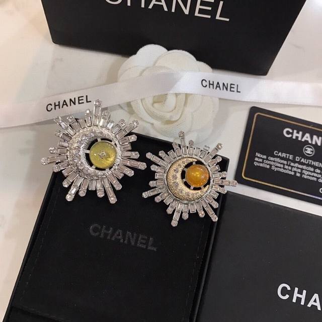 p100 Chanel小香 专柜最新款同步上新香奈儿最新款胸针 胸针，是最懂女人的饰物。那些倾注了全部心血去做自己的女人，往往更珍惜胸针的意义。香奈儿女士把胸针
