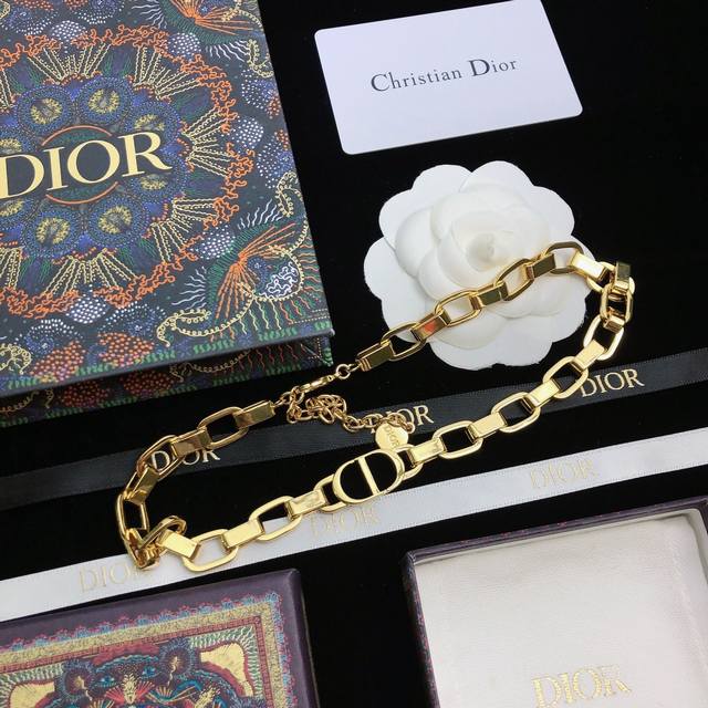p100 迪奥新款 Dior项链，颈链本季度最火爆时尚单品！经典与流行。经典是不管时间如何变化，它也能成为时尚的代言词。专柜铜材质