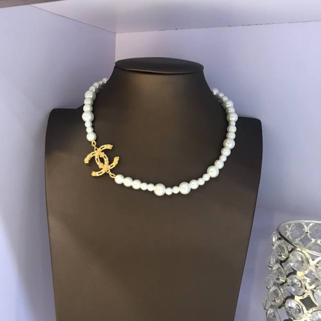 p80 小香Chanel最新款，高品味颜值控必备 项链 搭配衬衫外套 巨好看 颜值小花旦非你莫属 ！ 时尚而奢华小设计水晶镶嵌 整个质感爆棚. 炒鸡美炸。