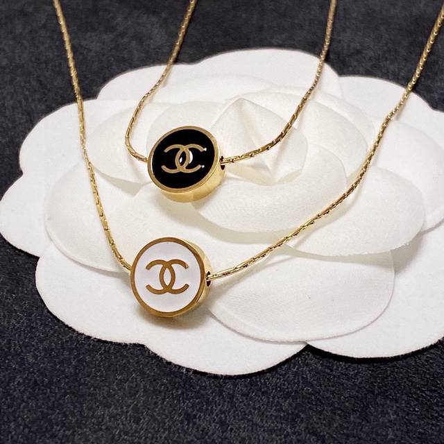 ￥60 香奈儿Chanel最新款精钢保色黑白两面细项链超个性，百搭款特别特别赞，整体细节非常令人惊喜，设计感十足，不仅带出个人自信及品味，款式典雅而时尚，突显法