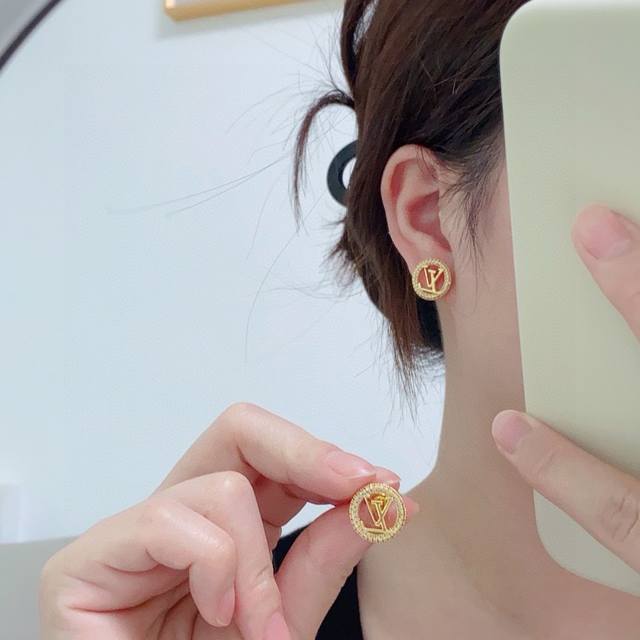￥70 lv 路易威登字母满钻耳钉耳环原版黄铜 925纯银针 实拍 设计不张扬不高调却带着一种迷人的气质上身超显气质不能更美了 原版Lg 质量杠杠滴 识货的亲们
