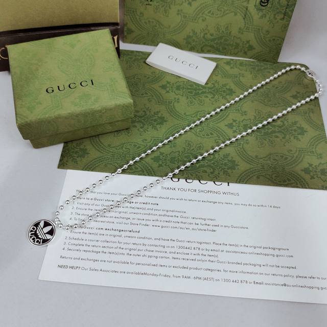 120Gucci新款 Adidas X Gucci联名系列开启第二篇章 织带和Gg字母织图案继续巧妙搭配白色三条纹和三叶草微标 演绎融合设计 融汇两个Logo丰