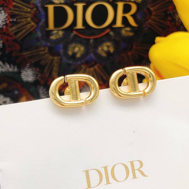 p50编号Ded0307 dior 原单新品 猪鼻光面Cd珍珠耳钉 高端品质，专柜1:1开模，专柜原版同黄铜材质！高级925银针防过敏处理，Cnc精雕刻，细节无