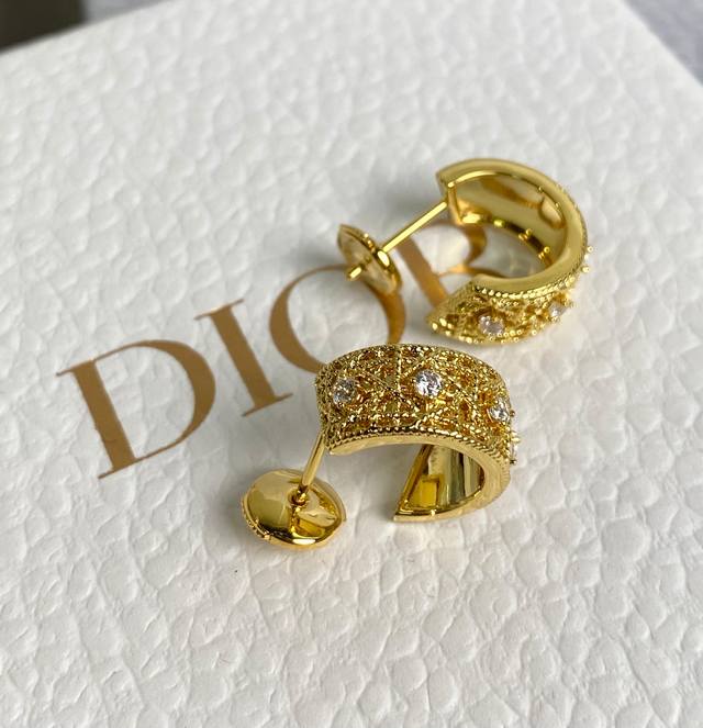 （新款）P150 my Dior 迪奥匠心呈献My Dior系列，经典藤格纹图案回归珠宝，金线巧妙铺陈交织，打造精妙绝伦的艺术细节