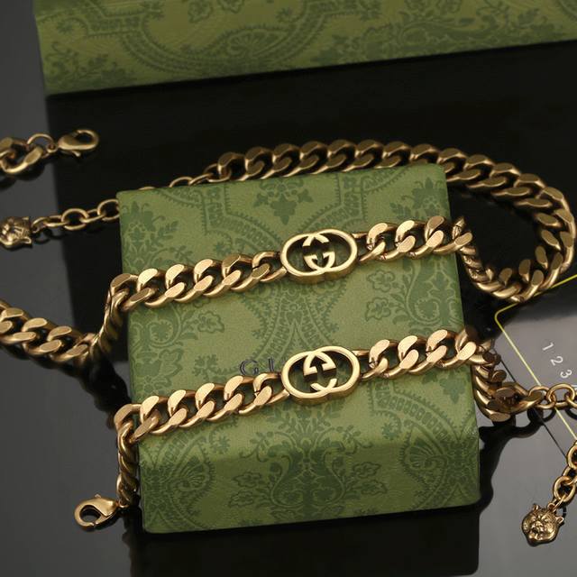 gucci 专柜同步 古驰复古做旧项链 手链选几款心仪的首饰来点缀美美的你 上拔草很久 、古驰 Gucci 高端定制 原版打造 上身超级好看，非常复古时尚的一款