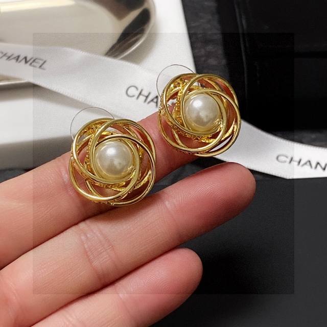 p60 新款 小香 耳钉 【 Chanel专柜最新款耳钉】采用专柜黄铜材质，，好仙好美推荐很适合夏天搭配Zp10410+大洋代购级别 Chanel 耳钉 纯手工
