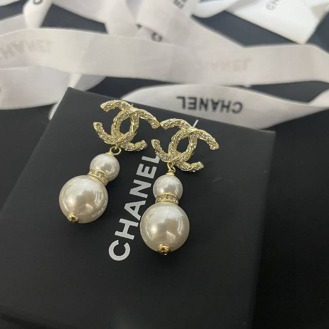 p50卖疯了太好看了【代购级别】最新款 Chanel 小香(葫芦 麻花晶钻珍珠字母耳钉)非常漂亮 专柜一致黄铜材质 清晰原版Logo字印 纯银针 代购级别 超级