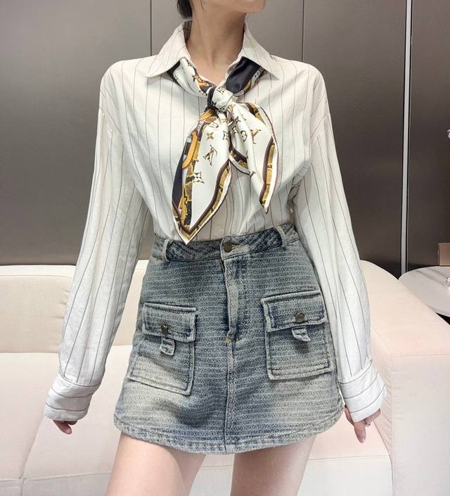 230 上新双面印花同色【精致高级！！】Lv新款，超级软糯丝滑~触感真的绝了！！！围过这样的丝巾，其他面料的都会觉得不够舒服！大牌才有的设计水准！高级优雅显气质