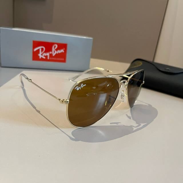 100￥ 可折叠哈墨镜 雷朋(Rayban)经典飞行镜系列 作为美国空军的标志之一，深受各大明星追捧始终引领世界潮流风向标，永不落时的风格、永无止境的灵感，一直