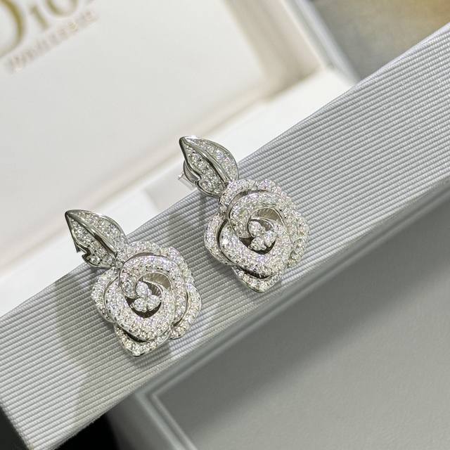 190 a3423 D家 新款 玫瑰花 叶子 耳环 突显绽放的玫瑰花蕾，宛若对未来欢乐时刻的承诺。这款时尚而富有魅力的新品从玫瑰汲取灵感，Christian D