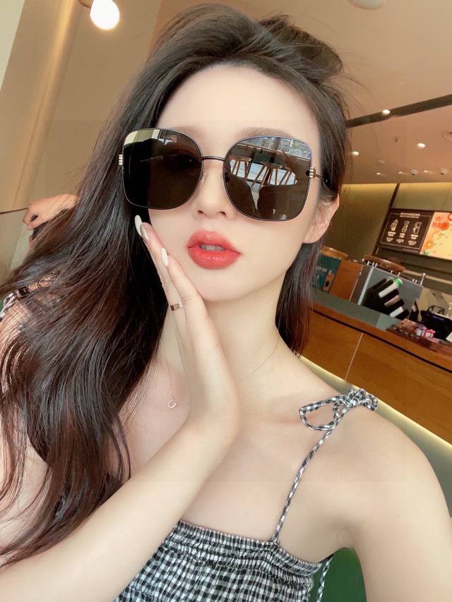 100高清Gucci尼龙偏光太阳镜 2025新款！新款出货！新款出货！ 型号：3302 描述：女士高清加厚偏光太阳镜 高品质金属Tr-90镜框 时尚百搭！新款出