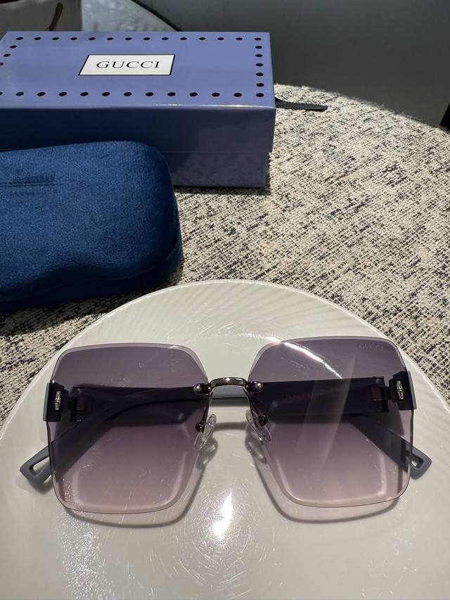 90Gucci【偏光系列】 2025新款偏光太阳镜 款式多 。 经典的方框设计，不挑脸型，无论搭配大衣还是连衣裙都非常显气质 偏光镜片预防紫外线配1007