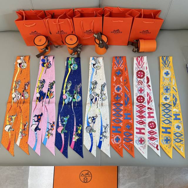 批60爱马仕Hermes “太空赛马”Twilly小丝巾 twilly小丝巾（100%桑蚕丝）重磅18姆米斜纹面料 这款小巧的真丝配饰佩戴方式千变万化，可为您的