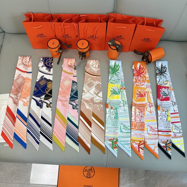 批60爱马仕Hermes “藏书章”Twilly小丝巾 twilly小丝巾（100%桑蚕丝） 这款小巧的真丝配饰佩戴方式千变万化，可为您的日常造型增添灵动妙趣