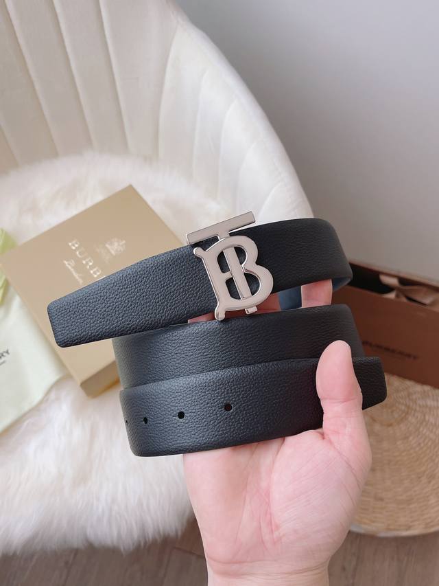 特P180 巴宝莉 尺寸:带宽38Mm 正品尺寸 五金材质:专柜精品扣，真空电镀，工艺精细 带身材质:天然头层牛皮.质感十足，手感柔软。时尚个性，经典百搭！可自