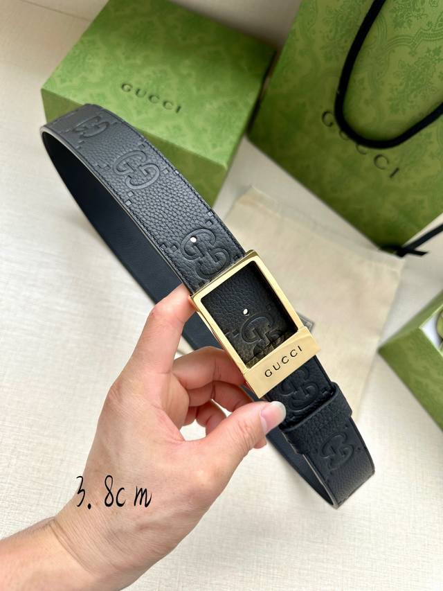 特P210 宽度3.8Cm Gucci 衔接品牌的过去和现在，以焕新方式继续演绎经典元素。这款黑色皮革腰带饰有Gg字母交织图案，以Gucci刻花呈现长方形搭扣开