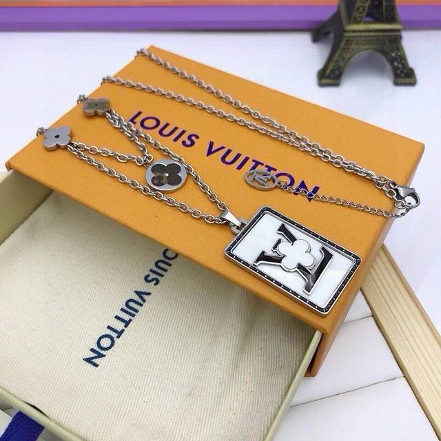 80元配图片原版包装 louis Vuitton官网M64859 Blooming项链。 全新Blooming系列设计将无比经典的Lv Circle铭牌变为精美