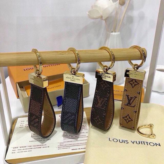 70元配图片原版包装一比一版本路易威登Louisvuitton 钥匙扣M65221经典老花Monogram，经久耐用， 是 Dragonne 钥匙扣理想的材质，