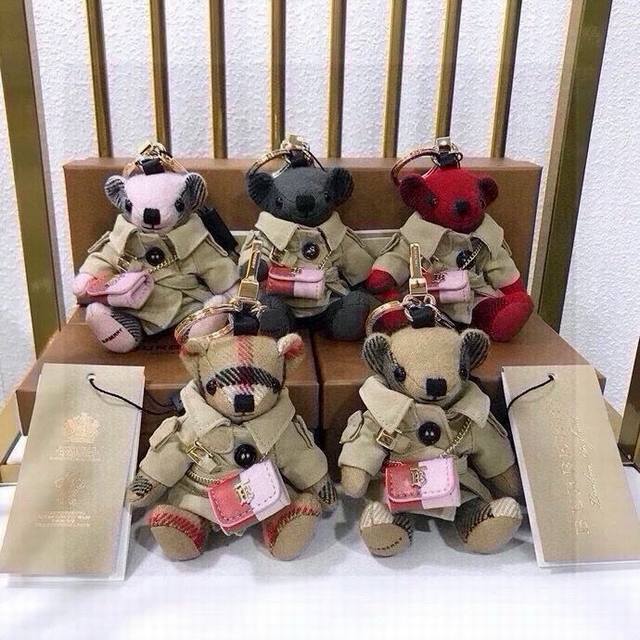 140元配图片原版包装 巴宝莉Burberry官网格纹羊绒Thomas泰迪风衣斜挂包款包饰与钥匙扣。 独家新款上市！全国独家实拍Thomas 泰迪熊吊饰，选用柔