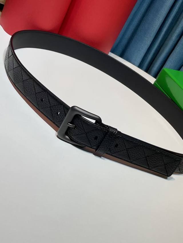新 纯手工编织皮带可为休闲装或正装造型增添优雅韵味，是低调奢华的典范。[嘴唇]采用意大利柔软的胎牛皮全手工精工打造而成，金色五金扣头令其更显独特别致、[嘴唇]优