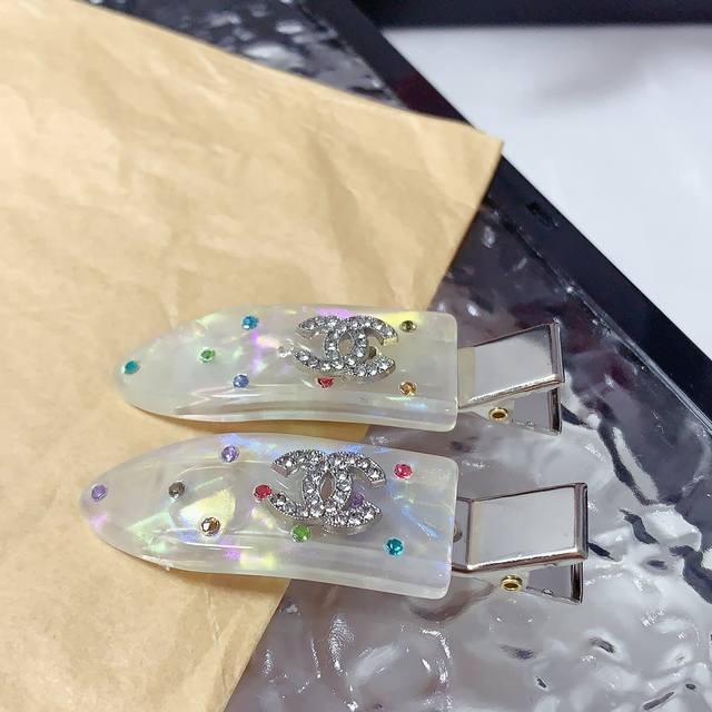 p60 Chanel小香 chanel压夹 亚克力彩钻Logo压夹边夹刘海夹日常精致小单品 气质百搭小仙女必入单品 宝藏款 闭眼入推荐款（一对）