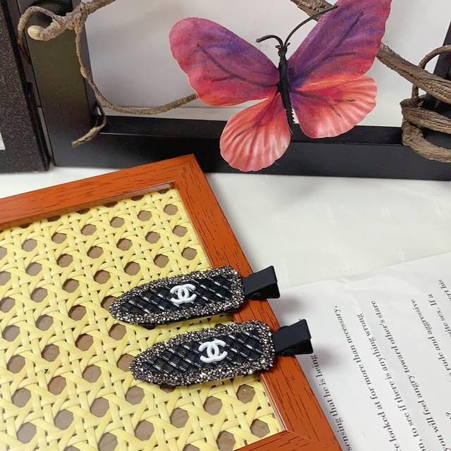 p70 Chanel小香 chanel发夹 小香风格重工边钻 Logo边夹刘海夹压夹日常精致小单品 气质百搭小仙女必入单品 宝藏款 闭眼入推荐款（一对）