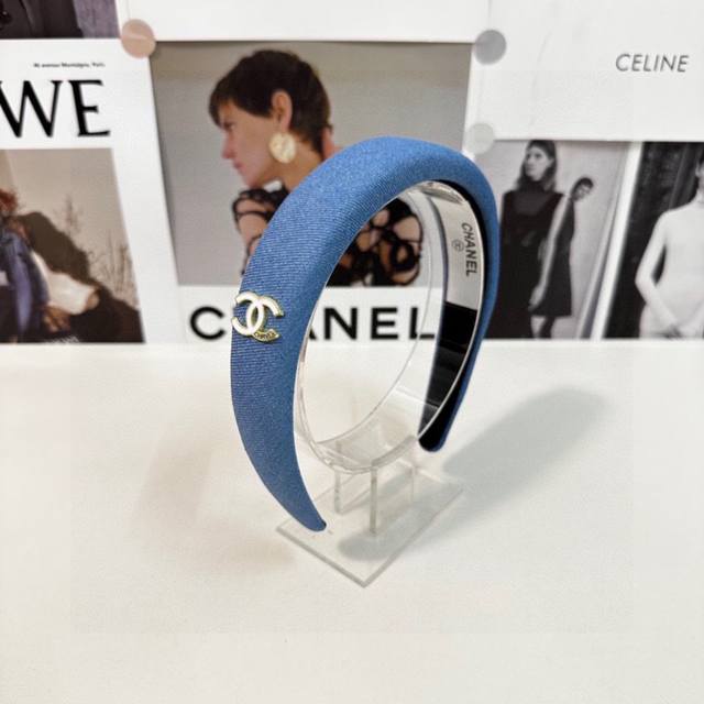 特P60 配专柜包装 chanel（香奈儿）最新丹宁牛仔发箍 小仙女快入手 特殊材质 不嘞头 可盐可甜～