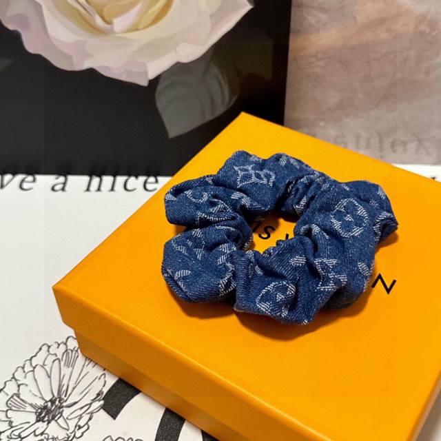 特P60 配专柜包装 lv（路易威登）最新暗纹发圈 小仙女快入手 特殊材质 不嘞头 可盐可甜～