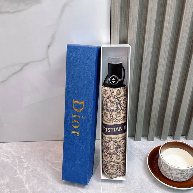p70 迪奥Dior 三折防晒睛雨伞 2580夏季新款 全自动折叠晴雨伞 内里黑色涂层防晒有效阻隔紫外线99%，Upf>50 所以能起到伞下体感降温的效果！ 有