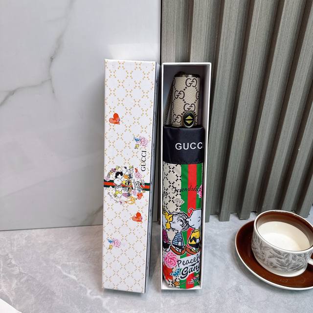 p70 古驰Gucci 三折防晒睛雨伞 2580夏季新款 全自动折叠晴雨伞 内里黑色涂层防晒有效阻隔紫外线99%，Upf>50 所以能起到伞下体感降温的效果！