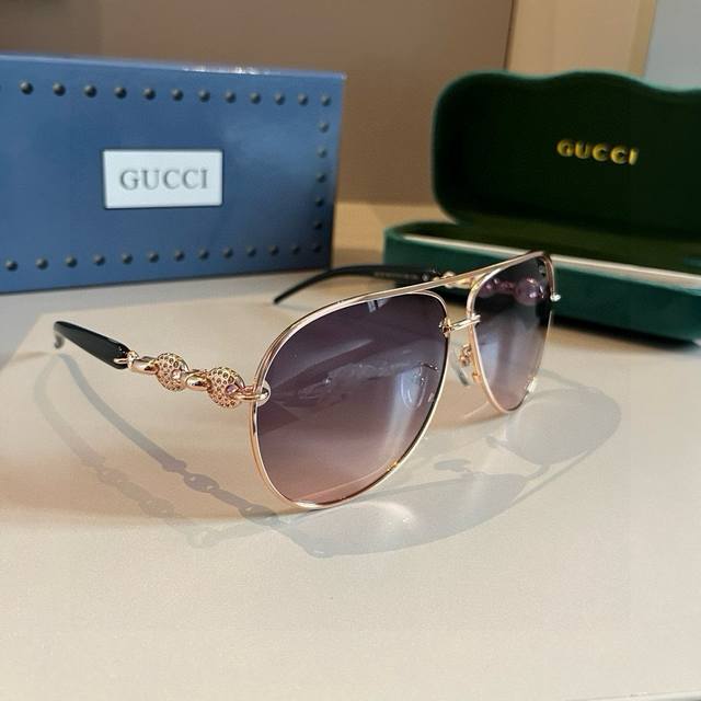 110￥ gucci古奇重磅新品 女款太阳镜 大框立体面 修饰脸型 复古有韵味 8518 65-13-135
