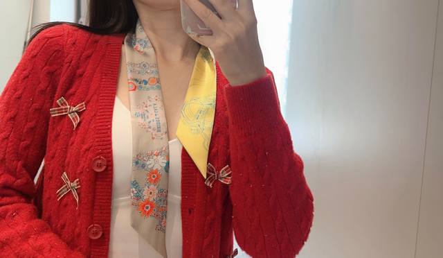 60爱马仕Hermes“华丽的缰辔花卉版”Twilly小丝巾。 Twilly真丝缎带(100%桑蚕丝)。 这款小巧的真丝配饰佩戴方式千变万化，可为您的日常造型增