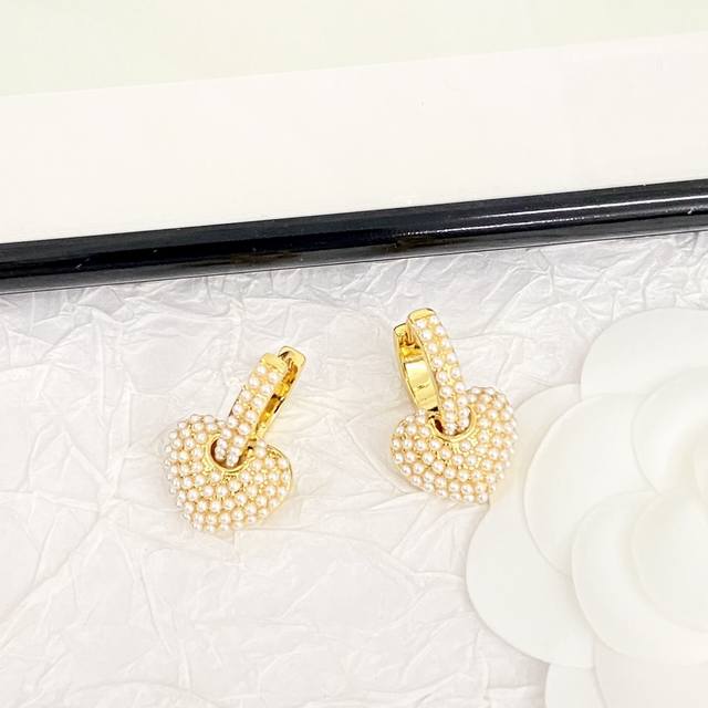 p80 celine耳钉热销款爆上新 一致Zp 赛琳金色爱心珍珠Ｃ圈耳钉 厚实饱满的小爱心满缀小米珠 甜美可爱又很贵气，超级适合日常佩戴