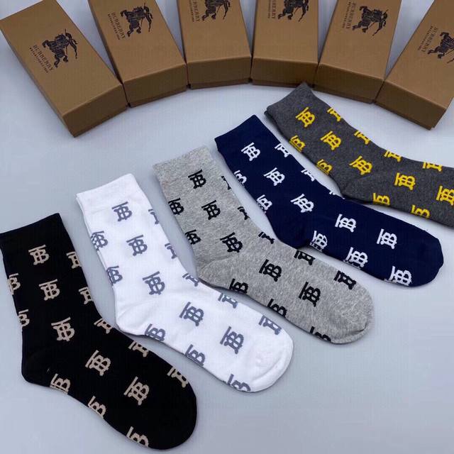 特批50 Burberry · 巴宝莉大B家新品中筒袜子【配送原版盒 一盒五双】提花Tb字母标志，超级吸睛，实物超漂亮，纯棉材质，透气舒适，Ins超火爆小单品，