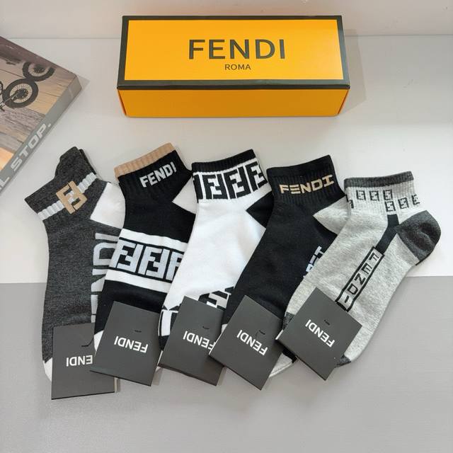 配包装P50（一盒5双） fendi 芬迪 双Ｆ字母爆款短款袜子，实用好穿 纯棉面料 柔软透气，时尚百搭款，大牌出街。