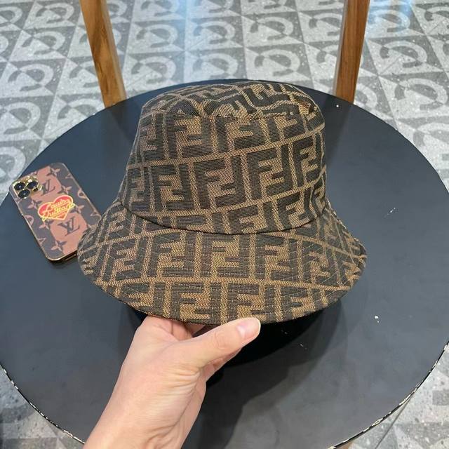 p70 Fendi 芬迪 老花字母渔夫帽，Fd的老花渔夫帽真的很洋气，超火爆的早春渔夫帽，看到收的爆款 时尚百搭 一年四季戴 巨好搭衣服